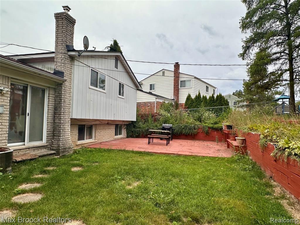 6942 Leslee Crest Drive Property Photo 3
