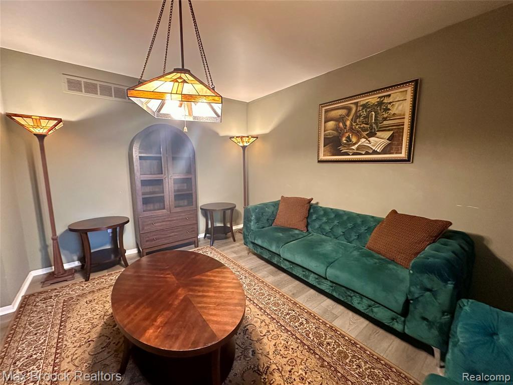 6942 Leslee Crest Drive Property Photo 7