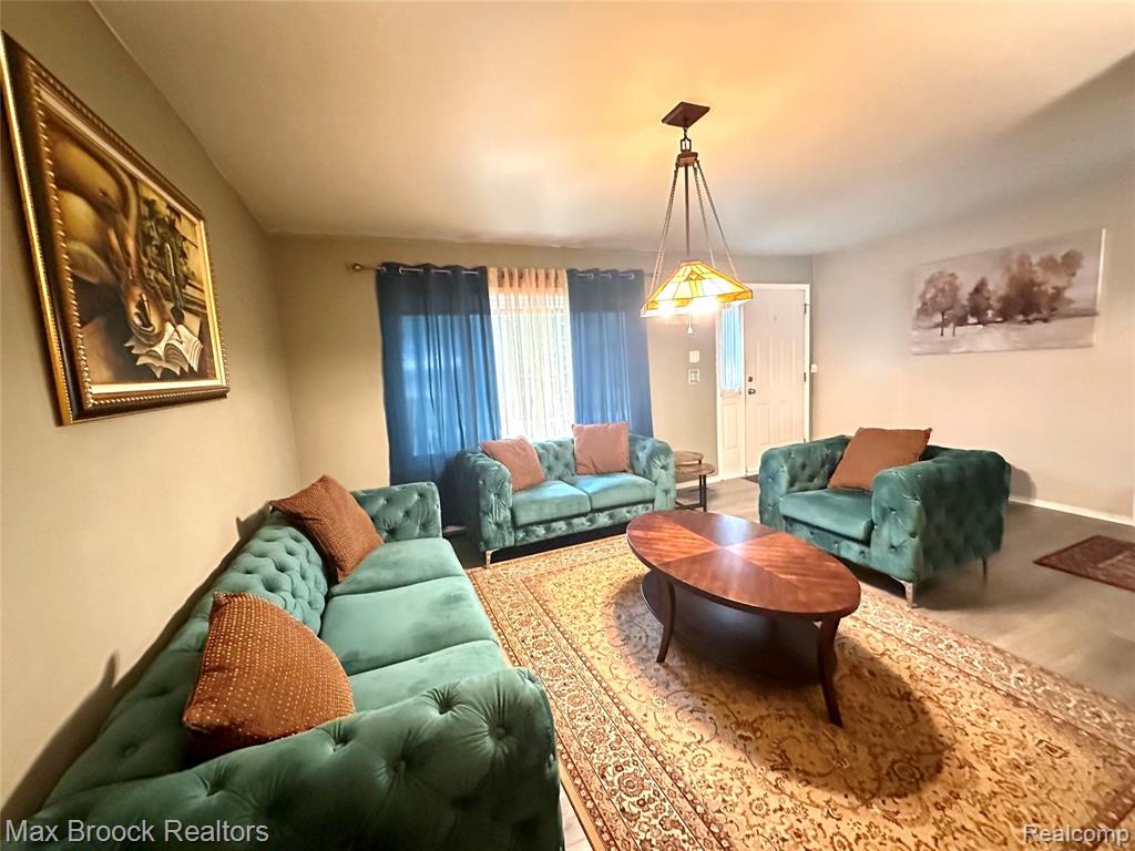 6942 Leslee Crest Drive Property Photo 8
