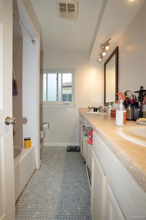 1635 Castleton Drive Property Photo 10