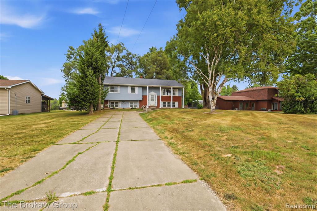 10431 Davison Road Property Photo 4