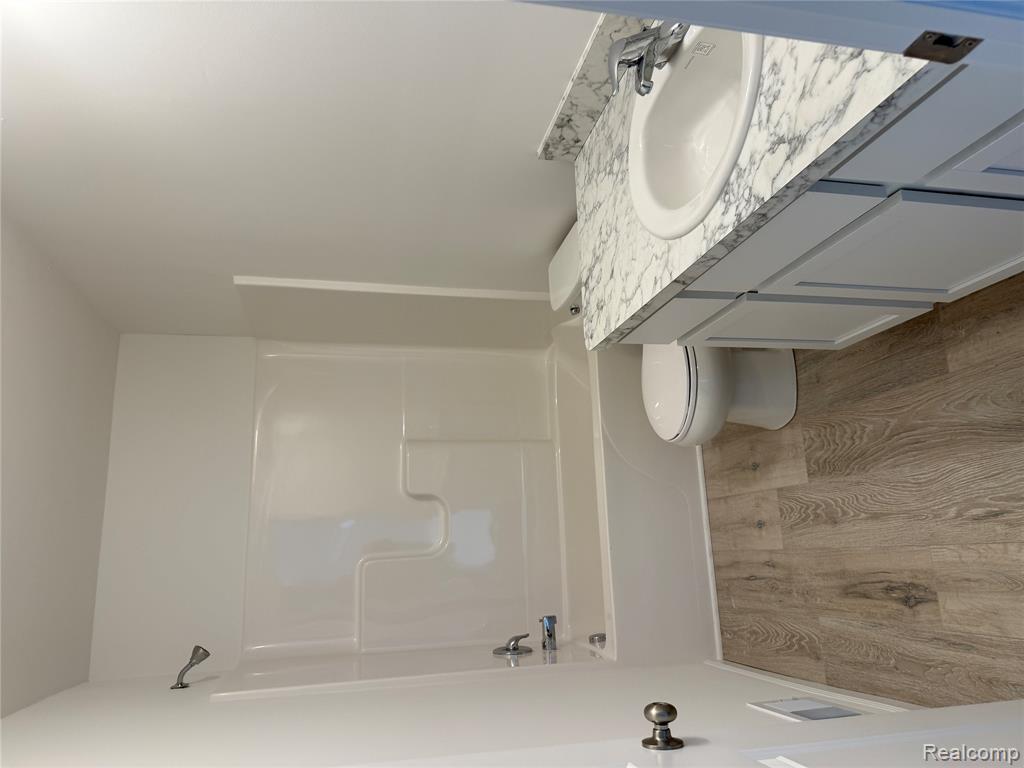 5755 Copper Tree Park Property Photo 8