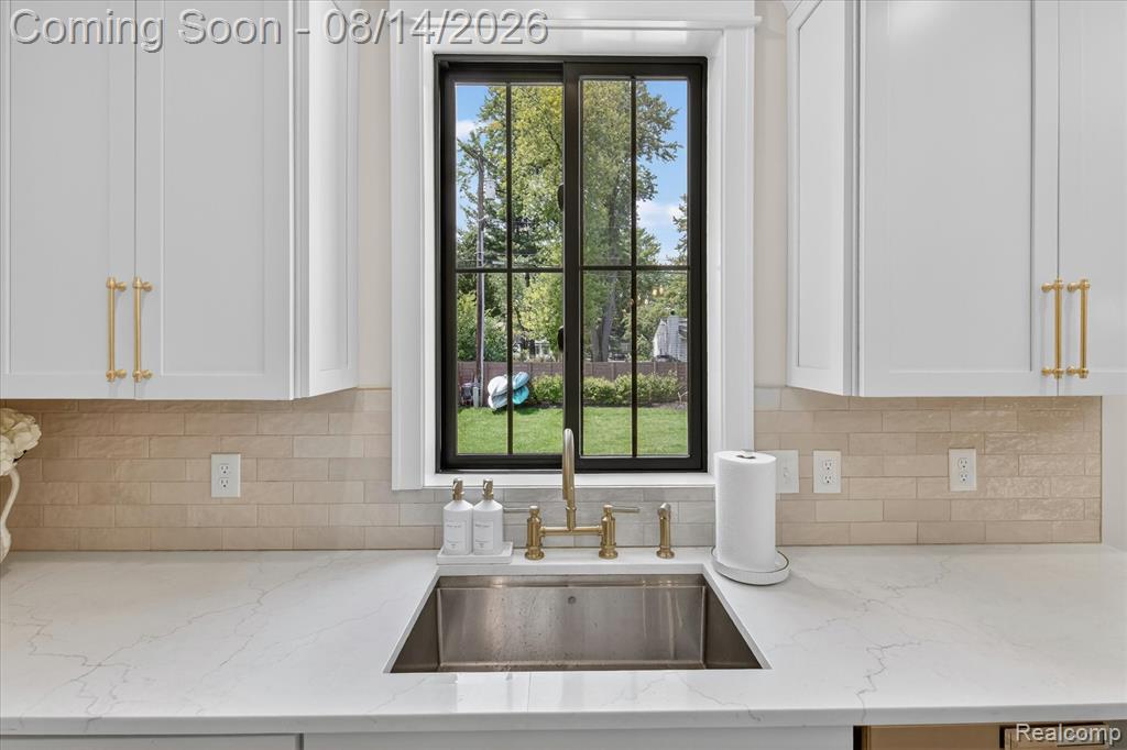 9295 Elmhurst Avenue Property Photo 16