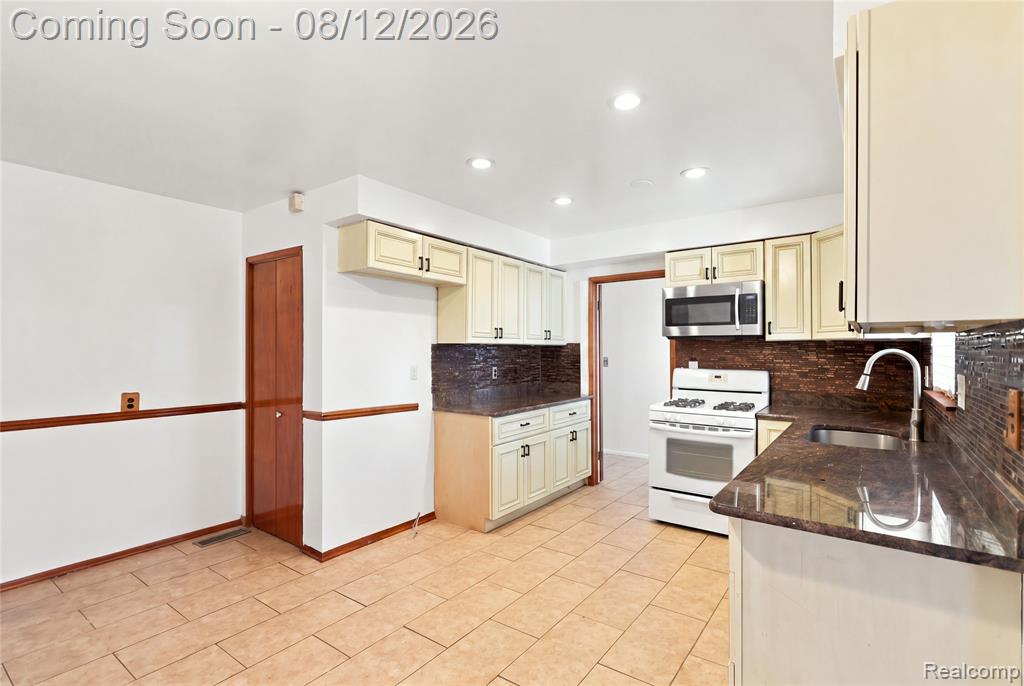5383 Gerald Street Property Photo 8