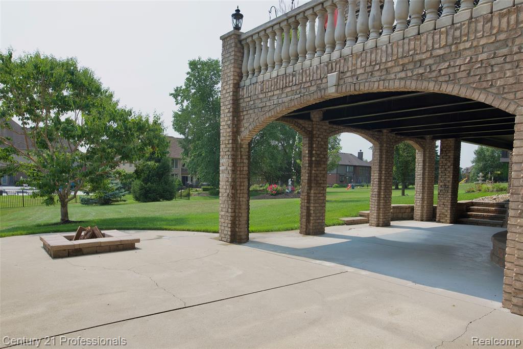 916 Majestic Property Photo 33