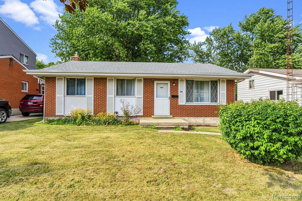 909 Lochhead Avenue Property Photo 3