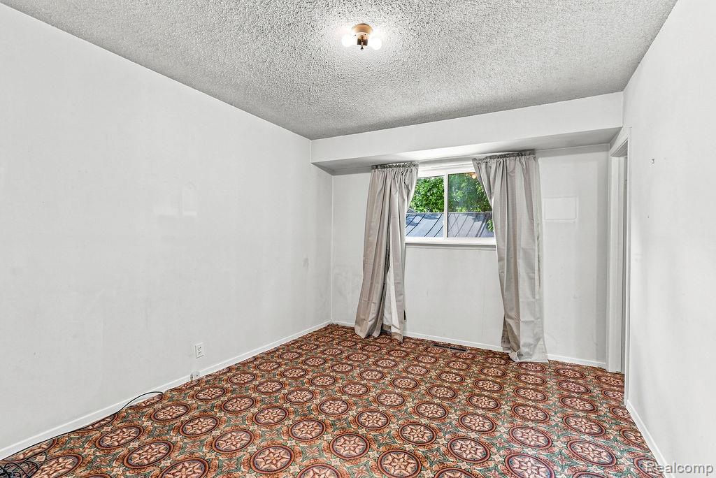 909 Lochhead Avenue Property Photo 14