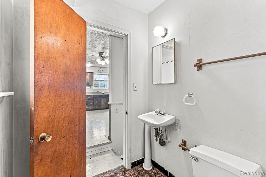 909 Lochhead Avenue Property Photo 16