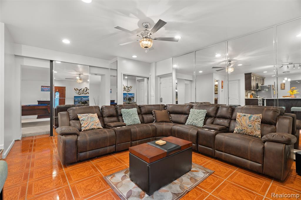 23640 Oak Glen Drive Property Photo 4