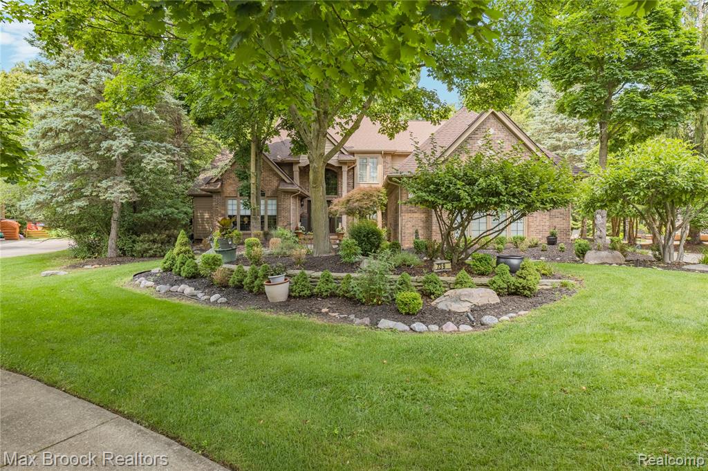 7398 Autumn Hill Drive Property Photo 3