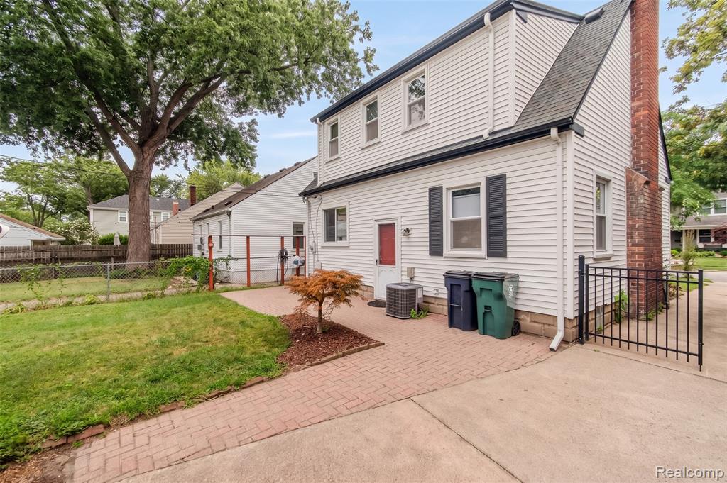 727 Forest Avenue Property Photo 12