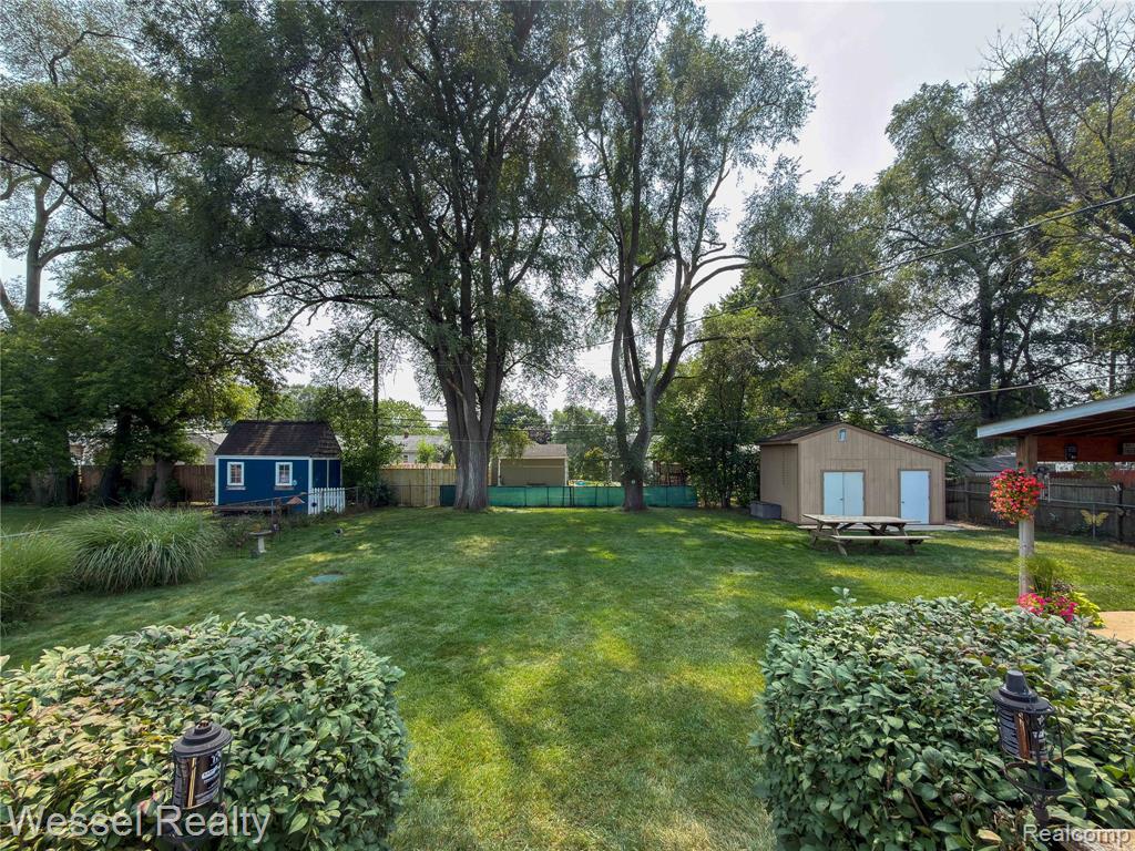 2444 Howe Street Property Photo 4