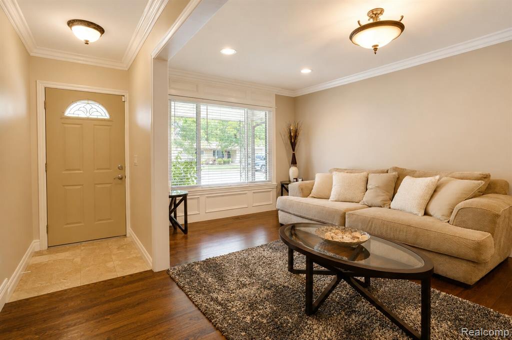 2730 Rhodes Drive Property Photo 3