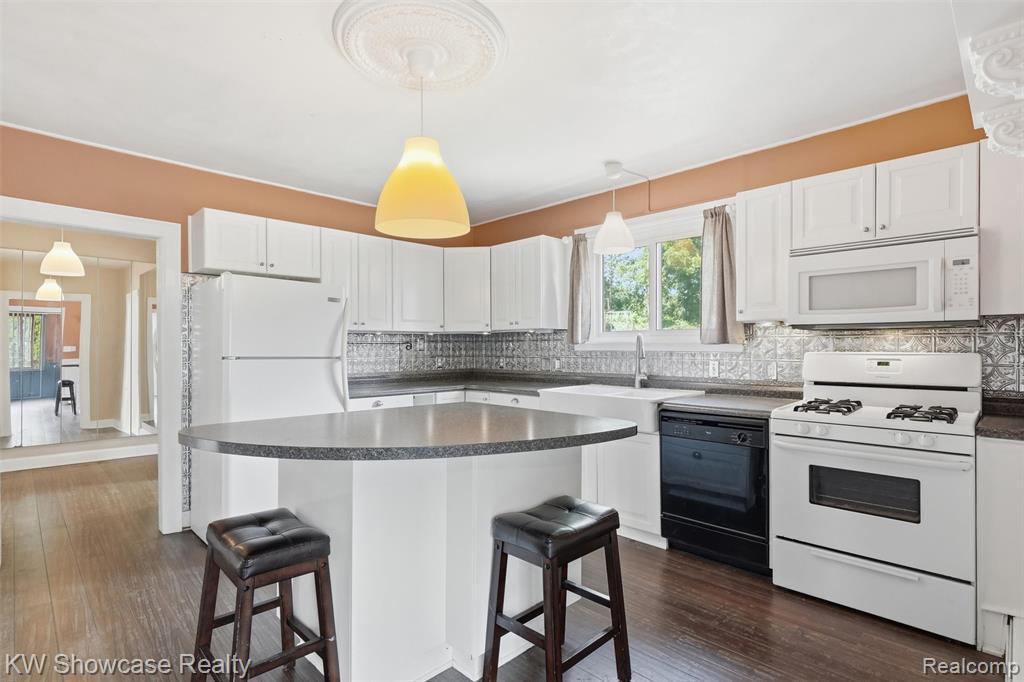 2220 Wixom Road Property Photo 7