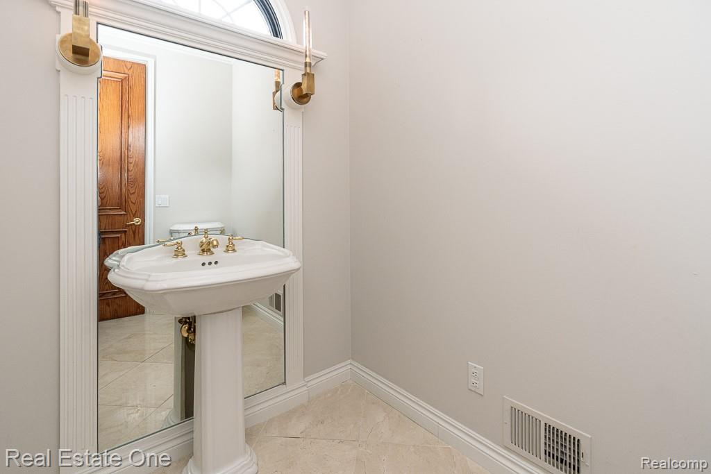 5575 Murfield Drive Property Photo 11