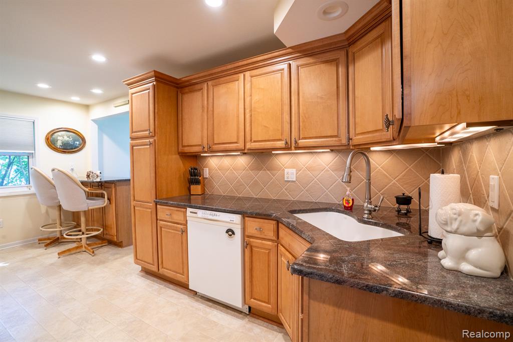 19031 Forrest Hill Drive Property Photo 11