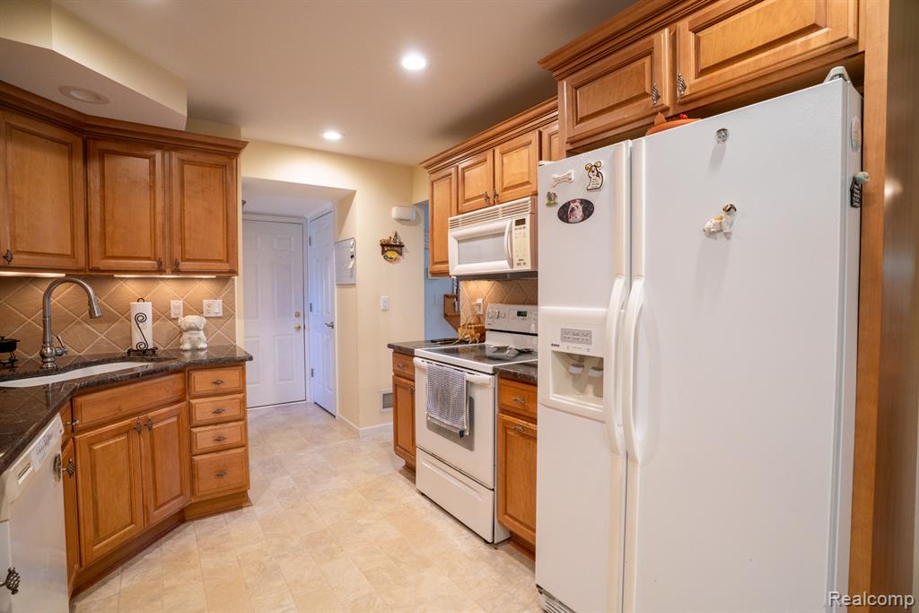 19031 Forrest Hill Drive Property Photo 13