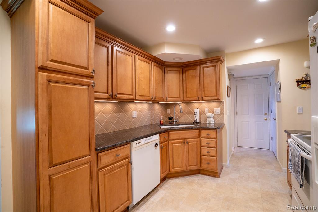 19031 Forrest Hill Drive Property Photo 14
