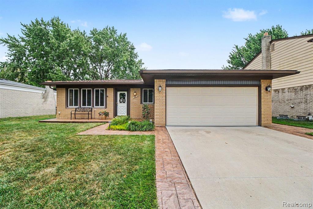 38218 Douglas Drive Property Photo 1