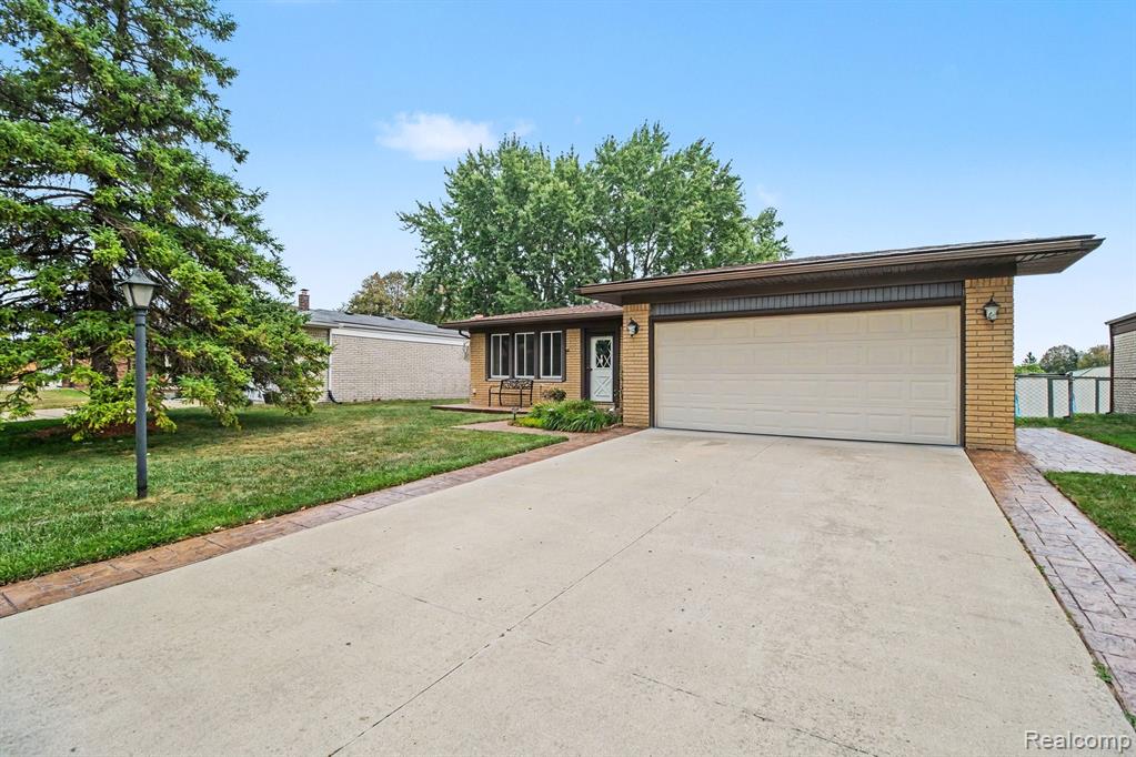 38218 Douglas Drive Property Photo 2