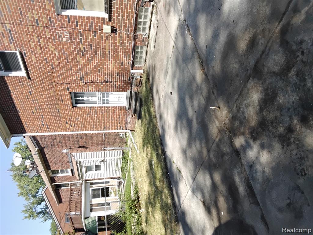 17367 Huntington Road Property Photo 3