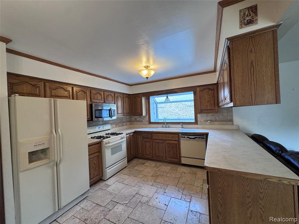 42714 Castle Drive Property Photo 5