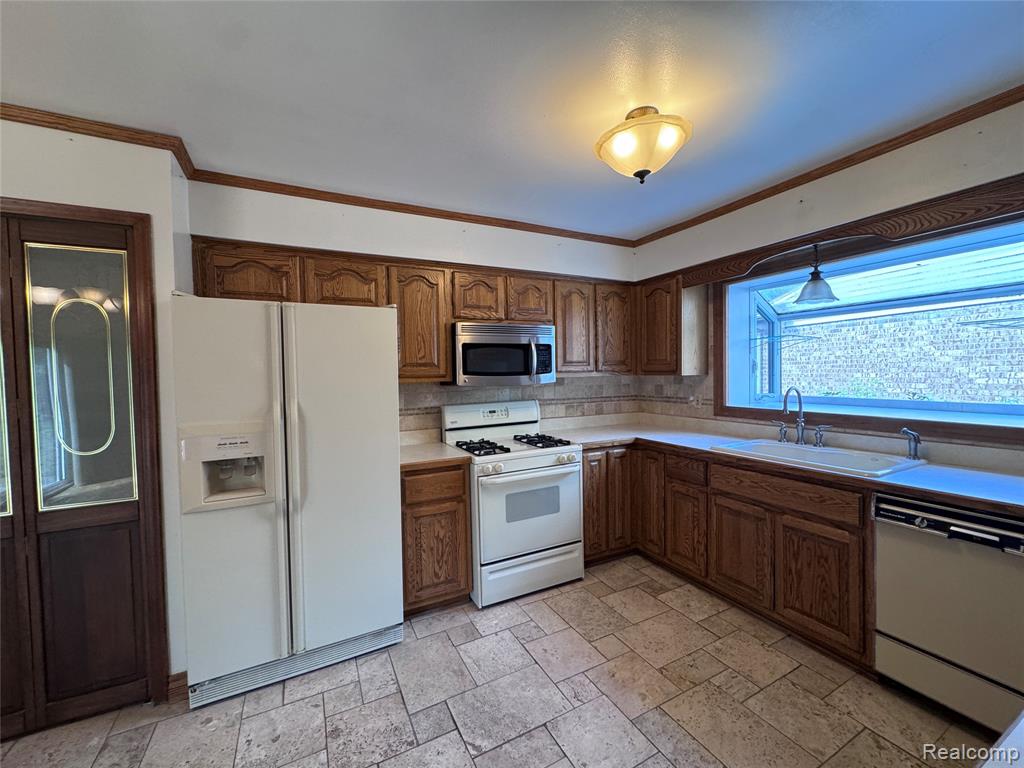 42714 Castle Drive Property Photo 7