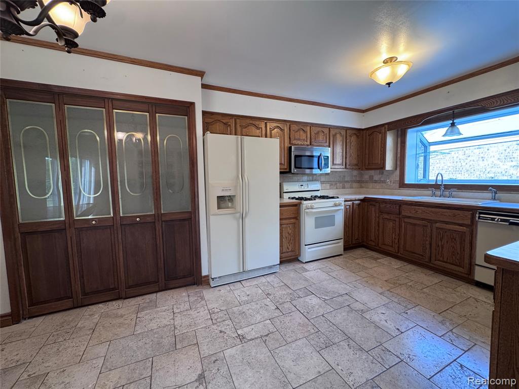 42714 Castle Drive Property Photo 8