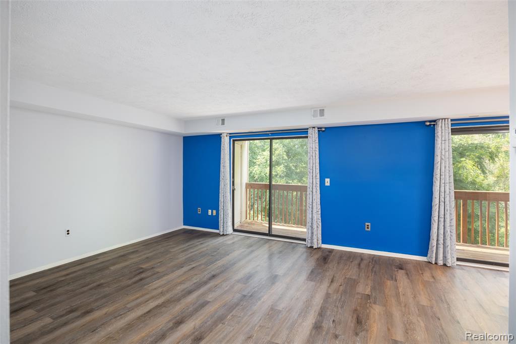 1693 Riverside Drive Property Photo 7