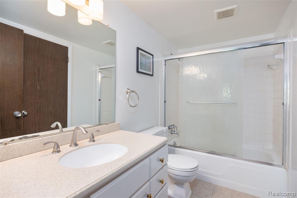 1693 Riverside Drive Property Photo 16