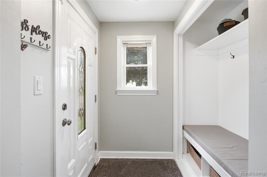 2060 Royal Avenue Property Photo 6