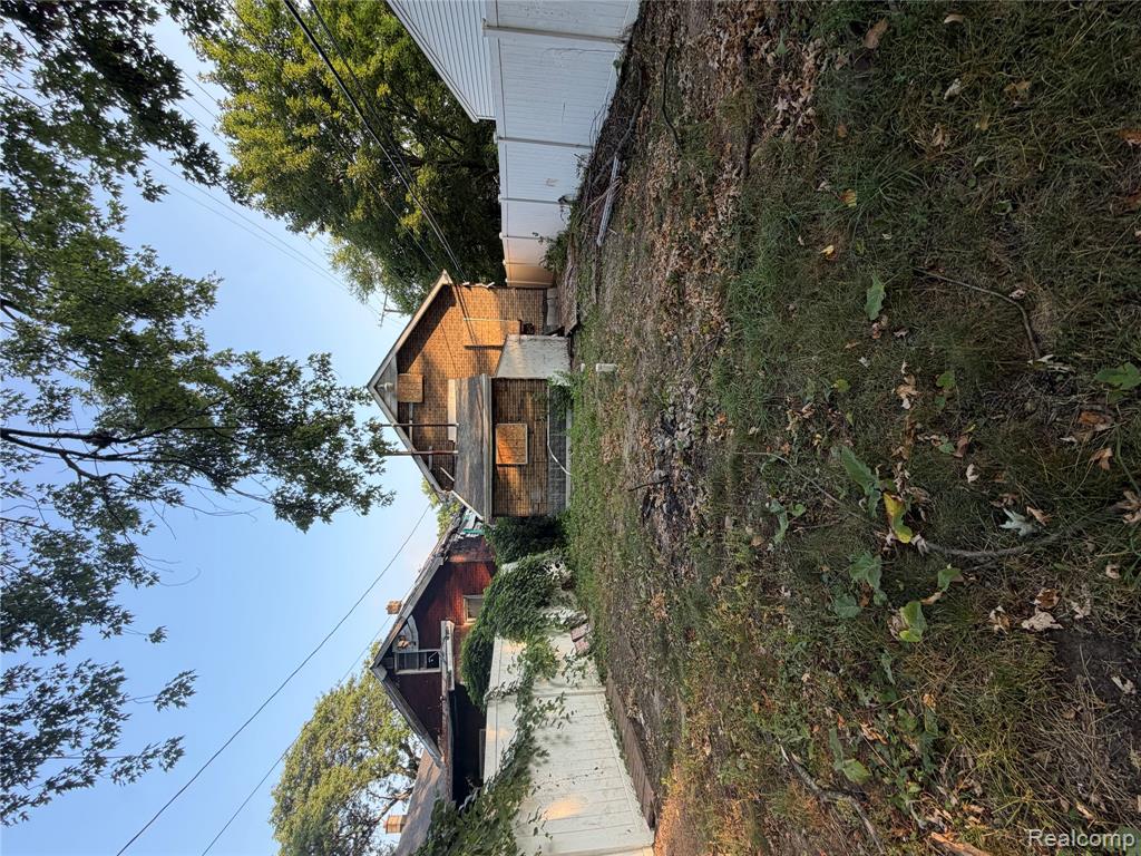 17222 Detroit Street Property Photo 5