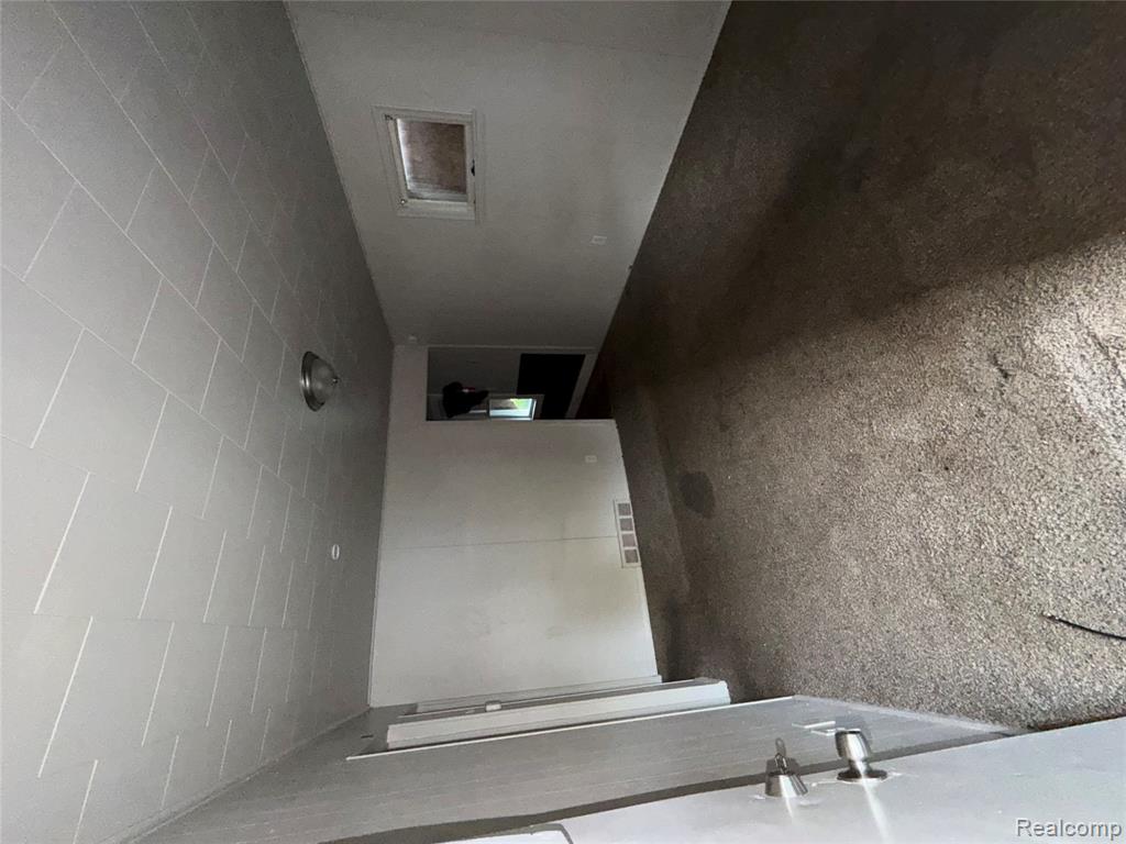 17222 Detroit Street Property Photo 9