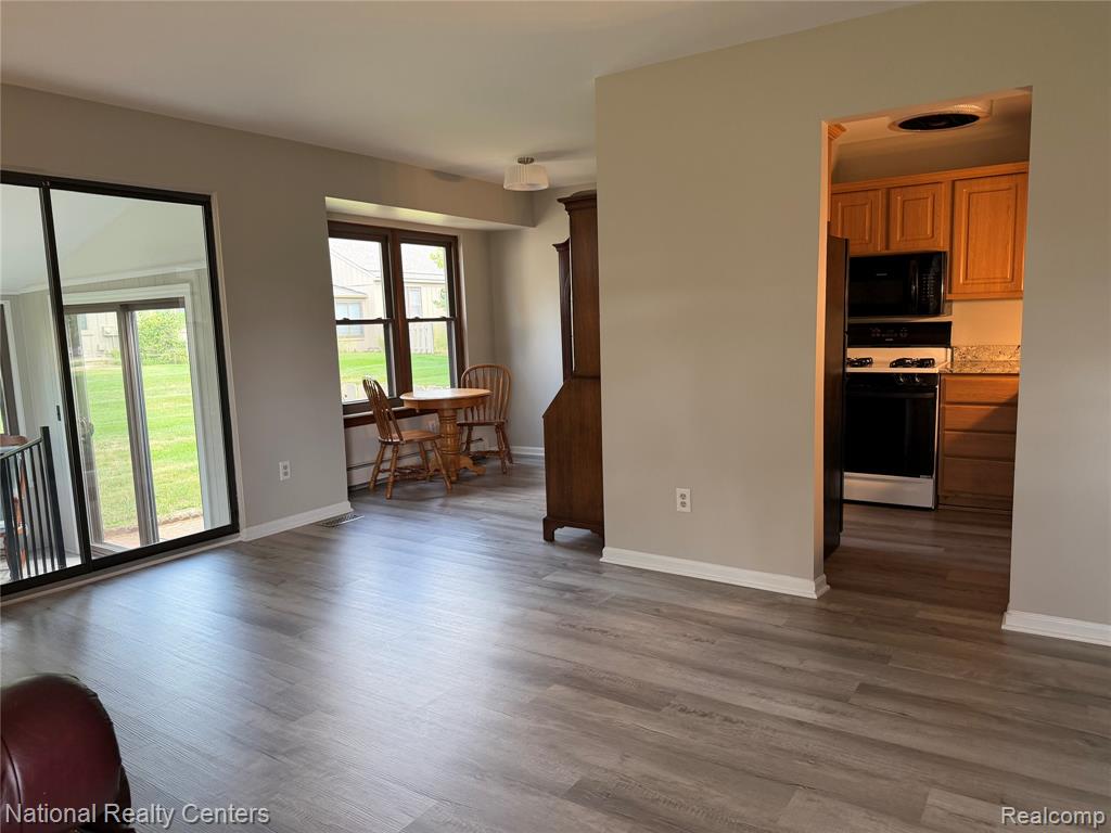 12237 Cambridge Property Photo 6