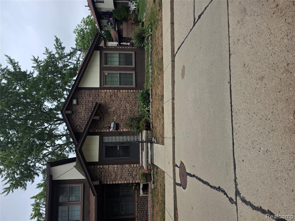 28414 Queens Court Property Photo 1