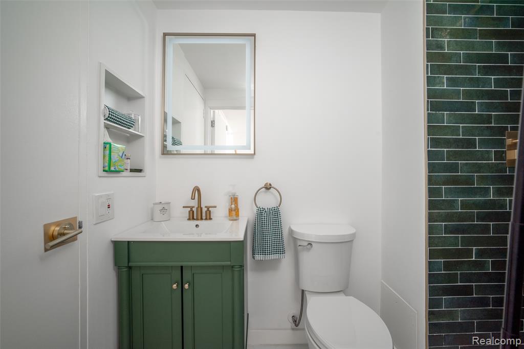 8200 E Jefferson Ave #1703 Property Photo 11