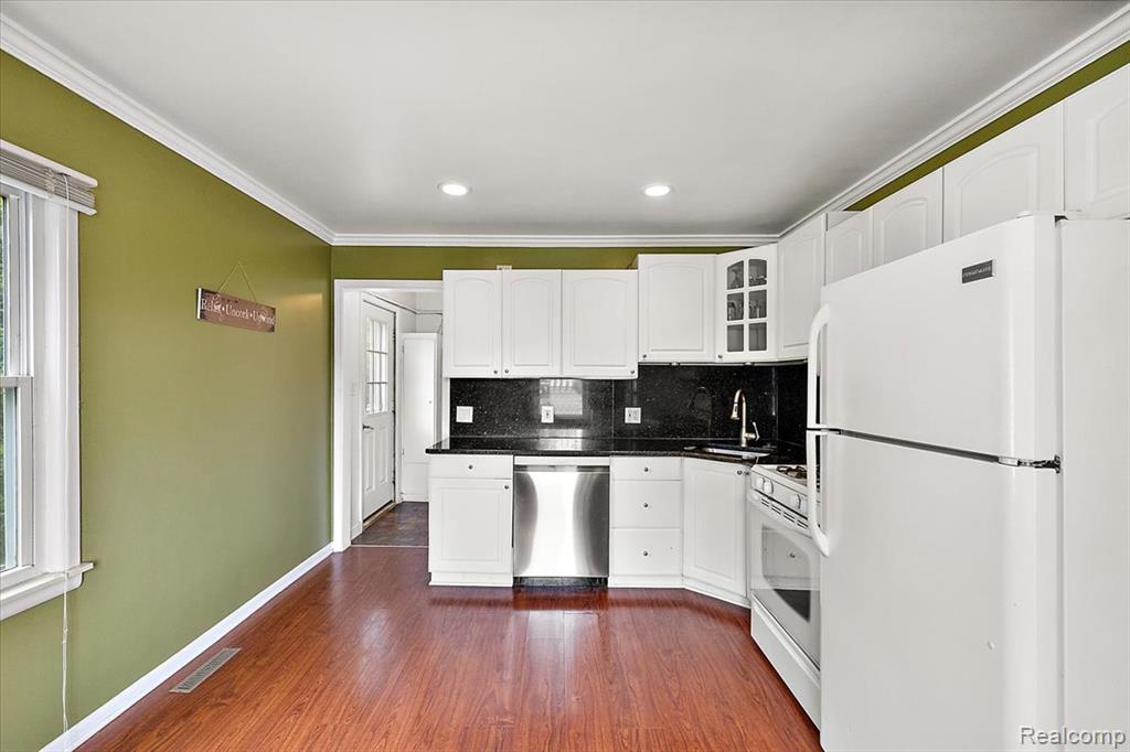 555 Donald Avenue Property Photo 8