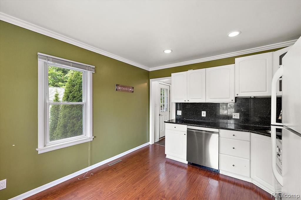 555 Donald Avenue Property Photo 9