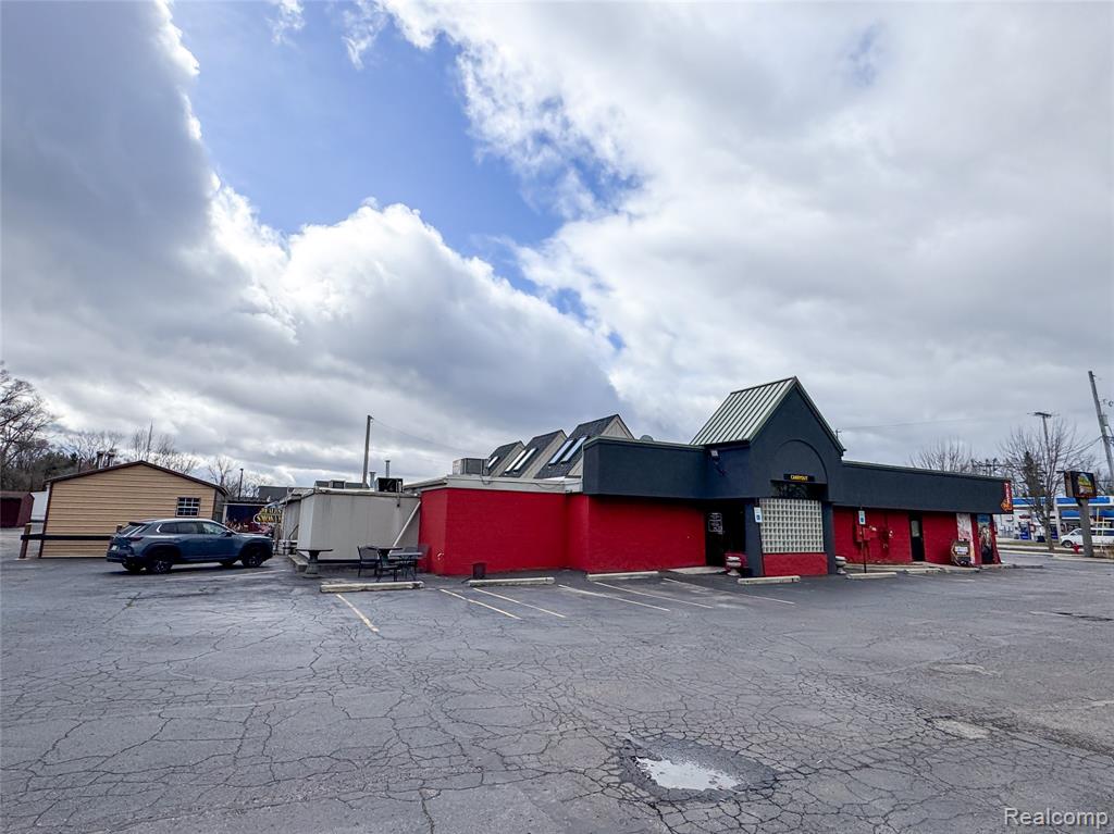 1496 N Leroy St Property Photo 2