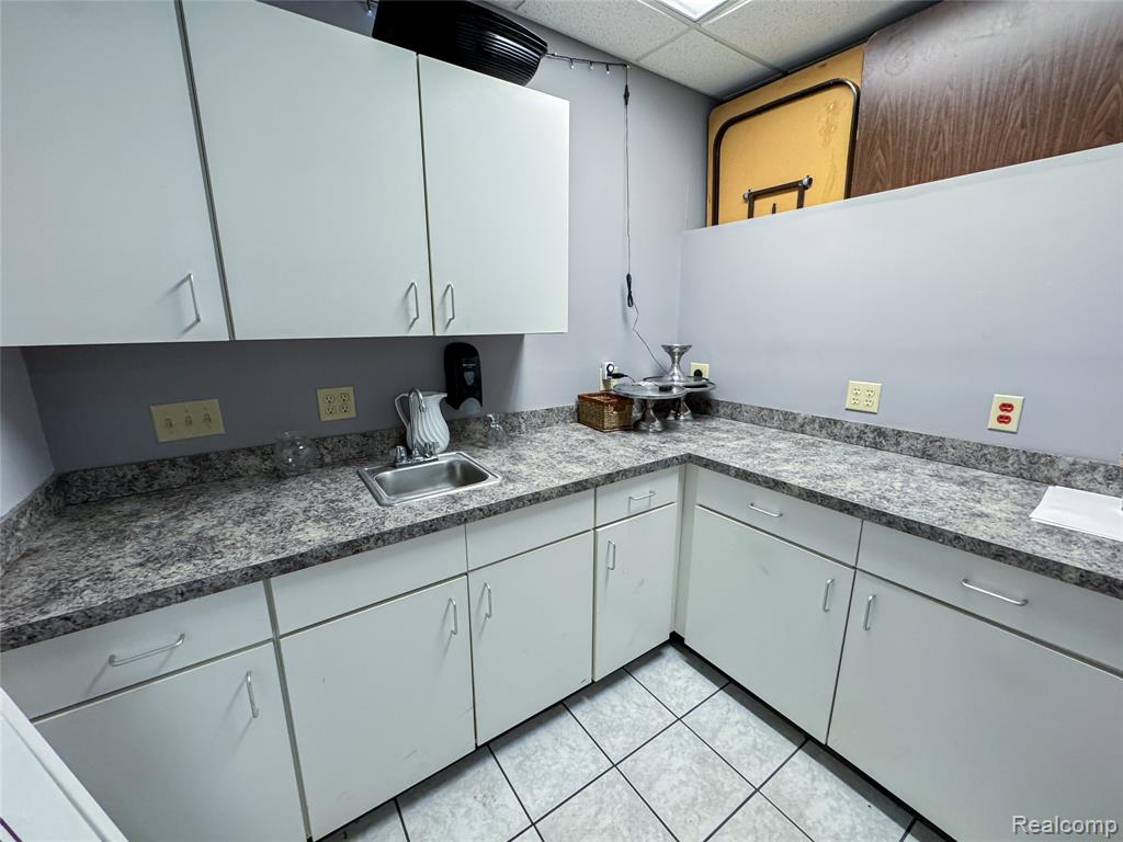 1496 N Leroy St Property Photo 8