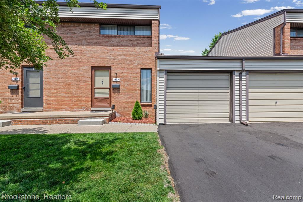 1925 Nicholas Court Property Photo 2