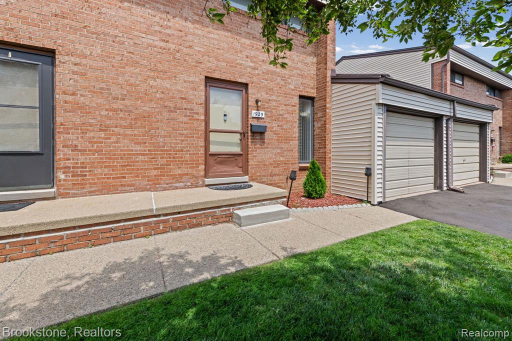1925 Nicholas Court Property Photo 3