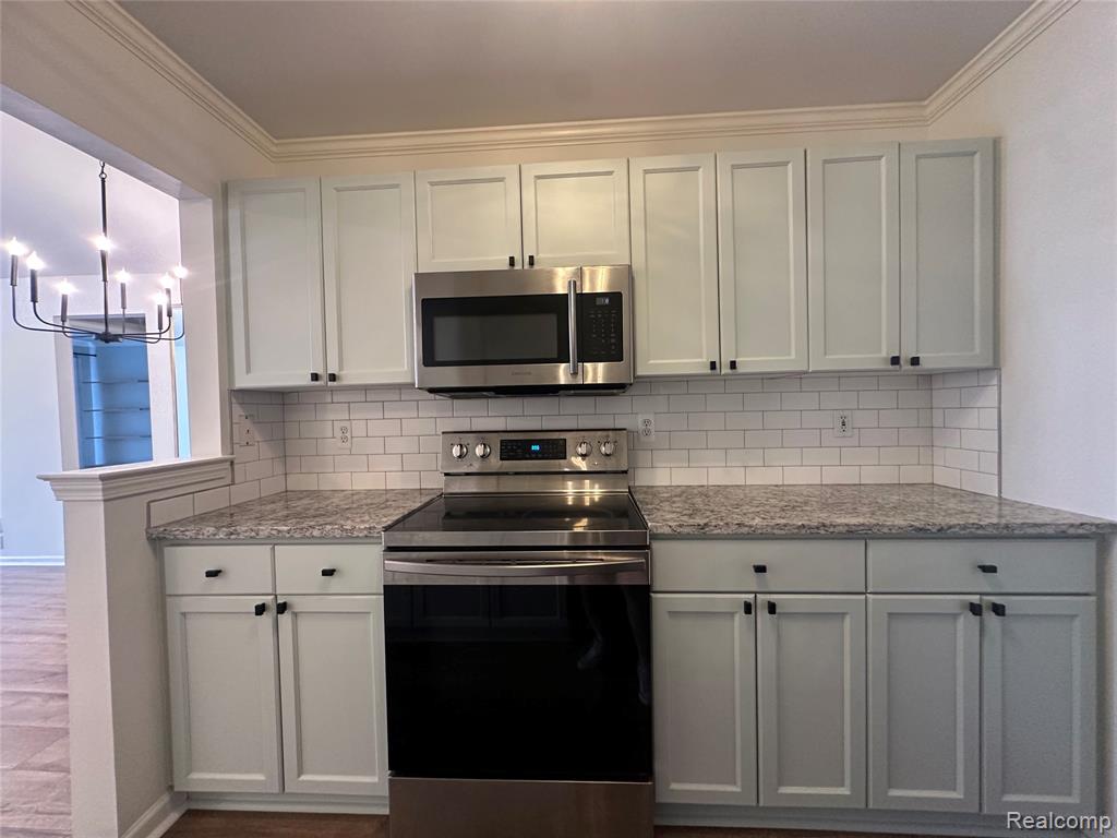 4033 Berkshire Drive Property Photo 3