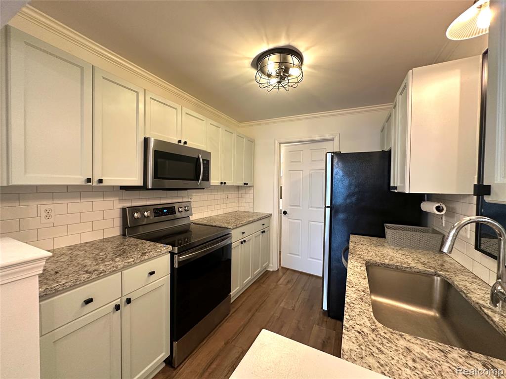 4033 Berkshire Drive Property Photo 4