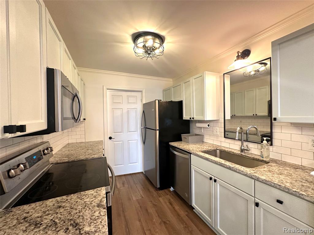 4033 Berkshire Drive Property Photo 5