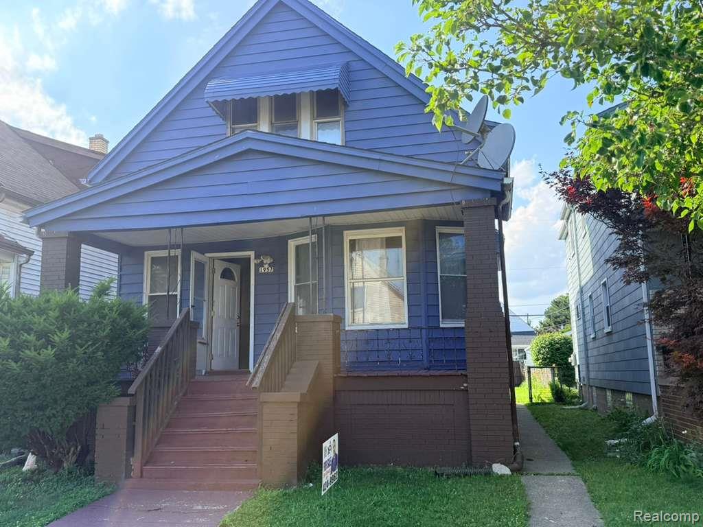1957 Yemans Street Property Photo 1
