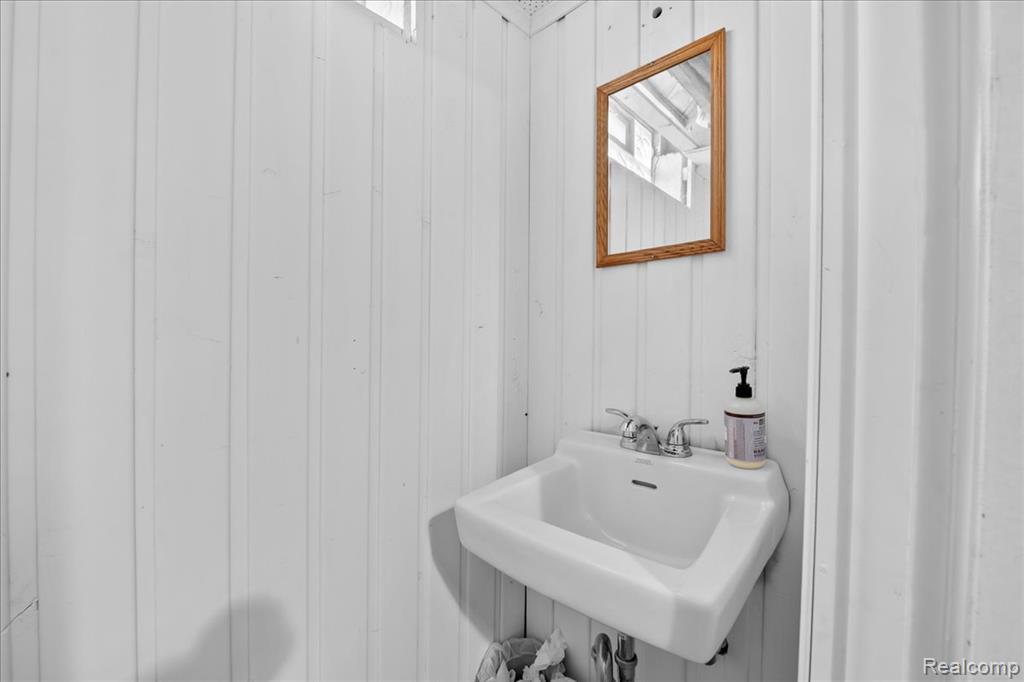 21365 Newcastle Road Property Photo 28