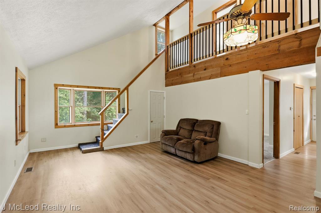 1738 E Pioneer Road Property Photo 8