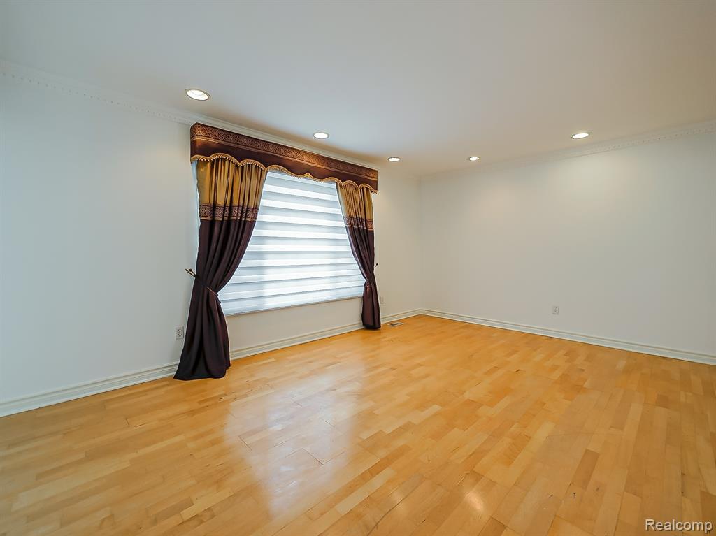 6240 Wynford Drive Property Photo 2