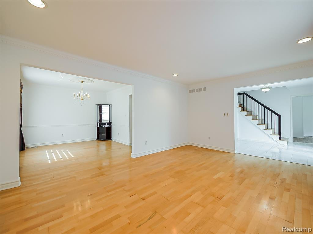 6240 Wynford Drive Property Photo 3